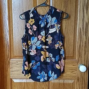 🌷Floral sleeveless top 3/$10  bundle item